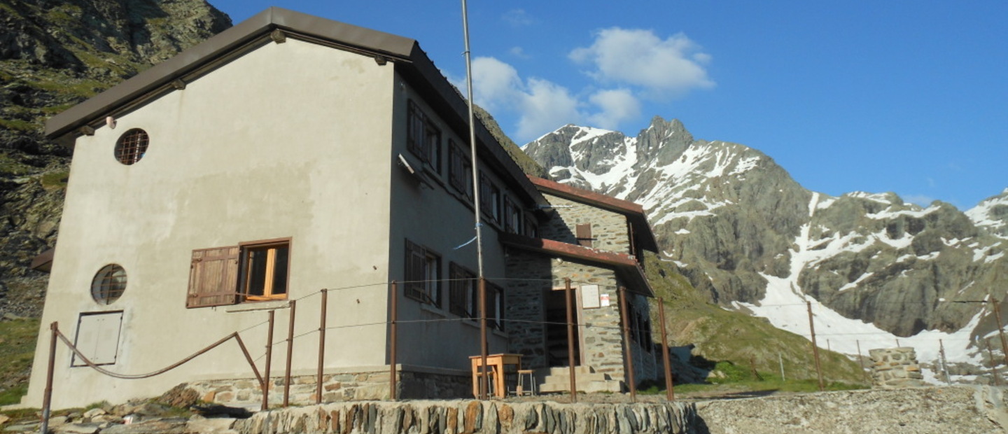 Vista frontale del Rifugio Baroni al Brunone