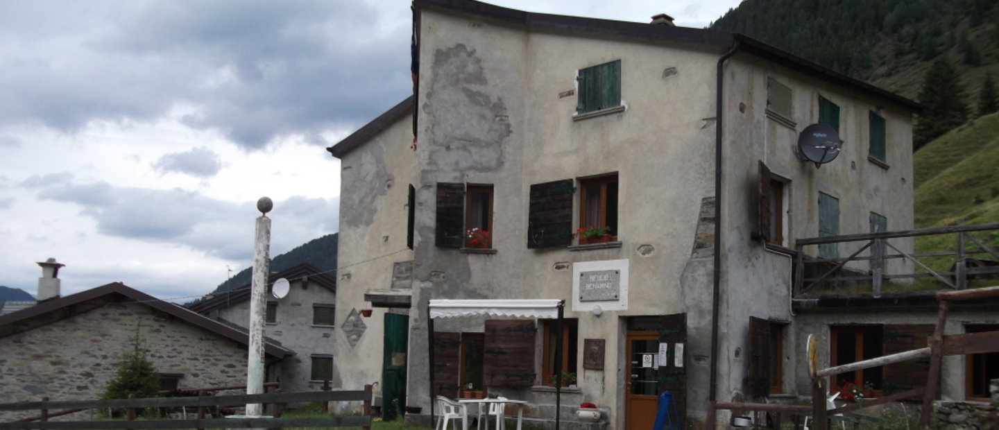 Rifugio esterno + stele