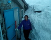 si spala la neve per poter aprire la porta del rifugio