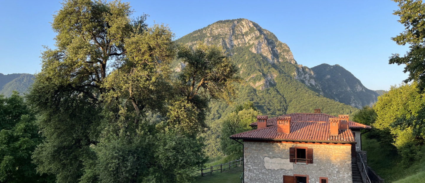 Gli alloggi e il monte Spino