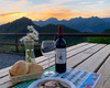 Cena d'estate davanti al tramonto al rifugio Parafulmine