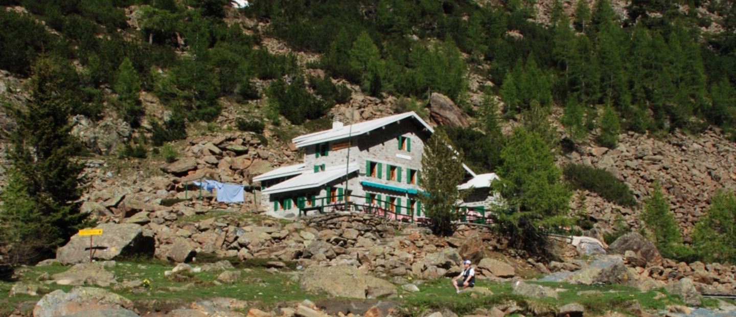 Rifugio Ventina tra verde e roccia