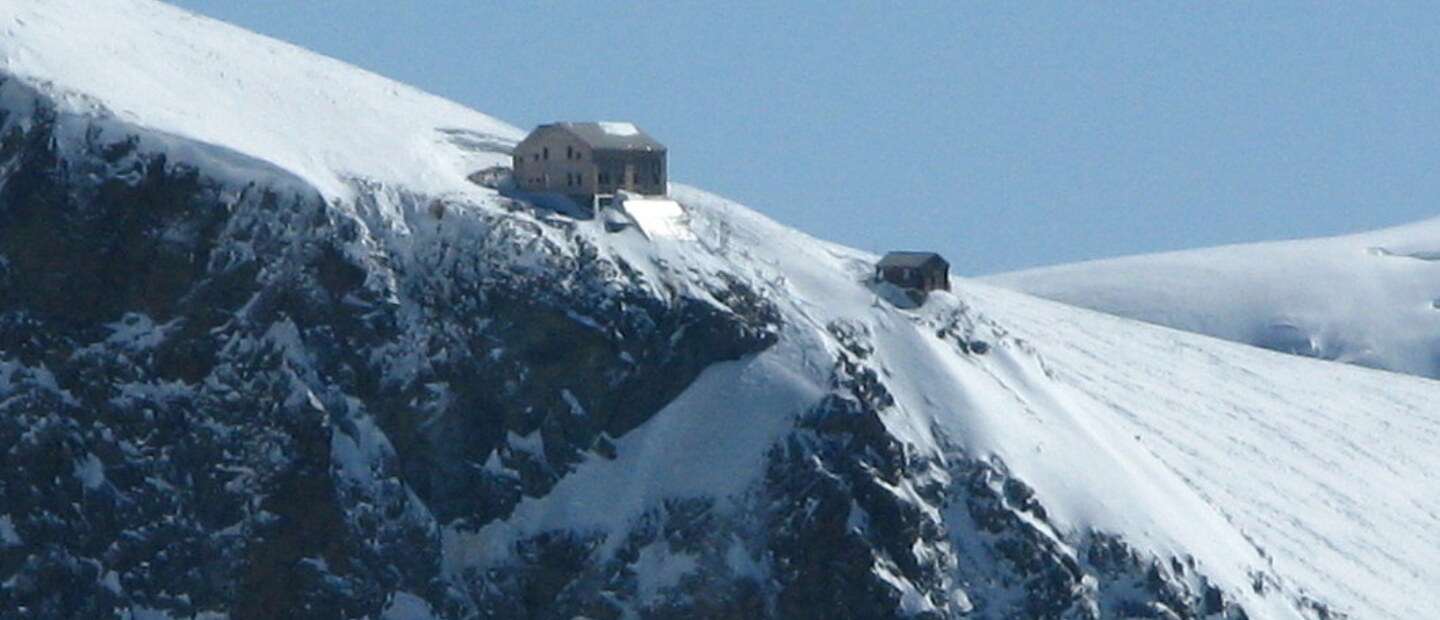 Il Rifugio Marco e Rosa con neve