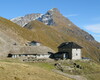 il rifugio con lo sfondo del Pizzo autunnale