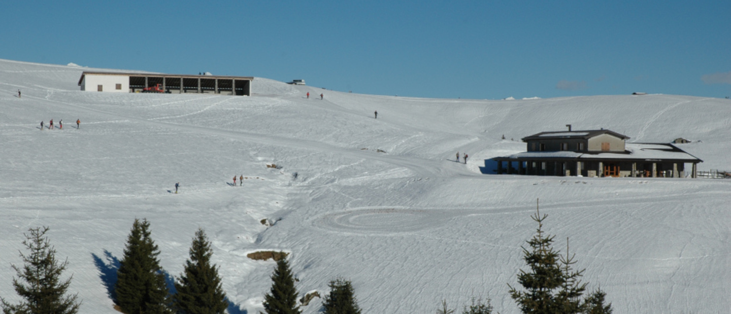 rifugio-pian-de-la-palc3b9-con-pista-di-atterraggio-per-elicotteri