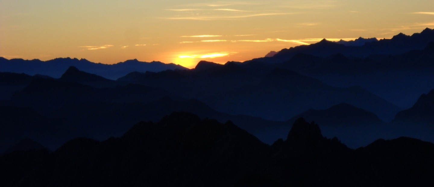 alba sulle montagne rifugio tavecchia