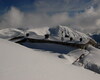 Il rifugio sepolta dalla neve
Sullo sfondo la Cima Grem