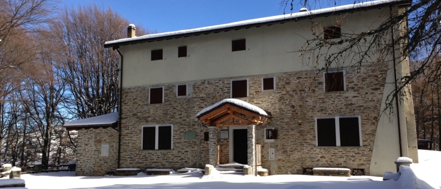 rifugio roccoli lorla con neve