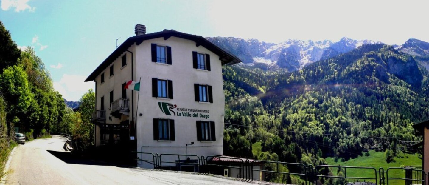 facciata rifugio valle del drago