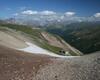 Si noti il rifugio alpino al Passo di Cassana posto nella conca glaciale sotto il passo