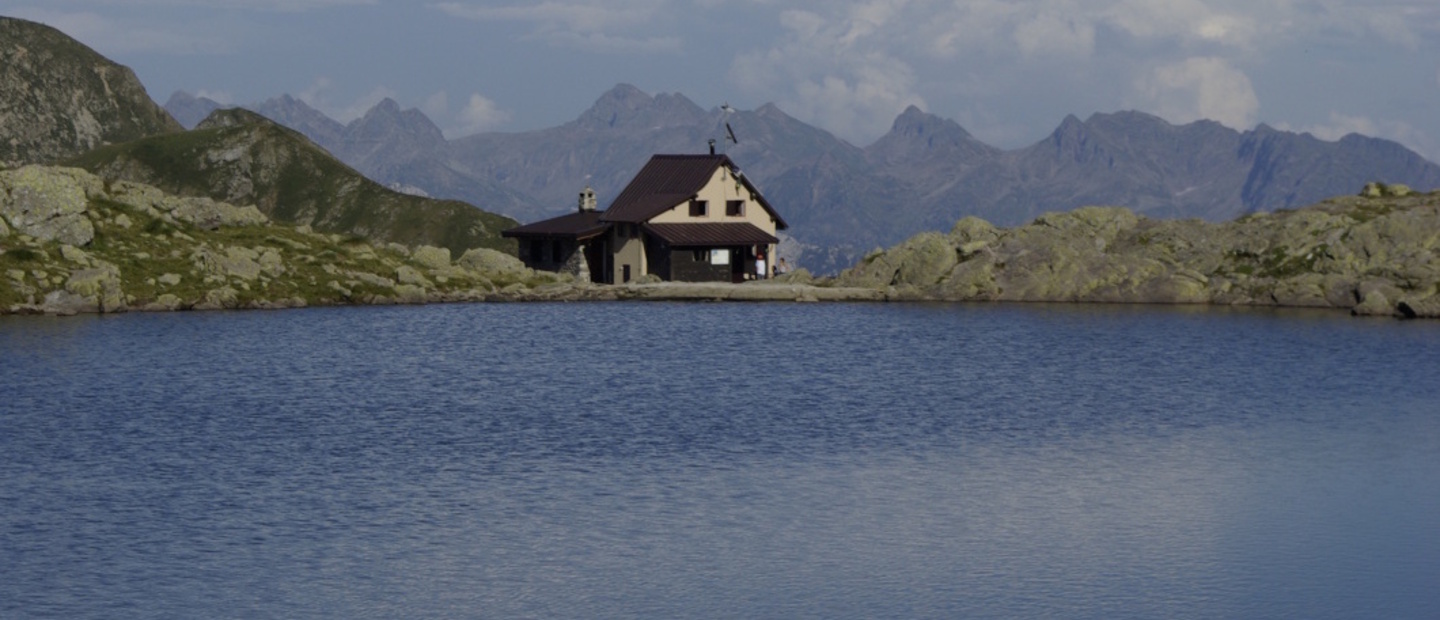 il rifugio Benigni dal lago Piazzotti