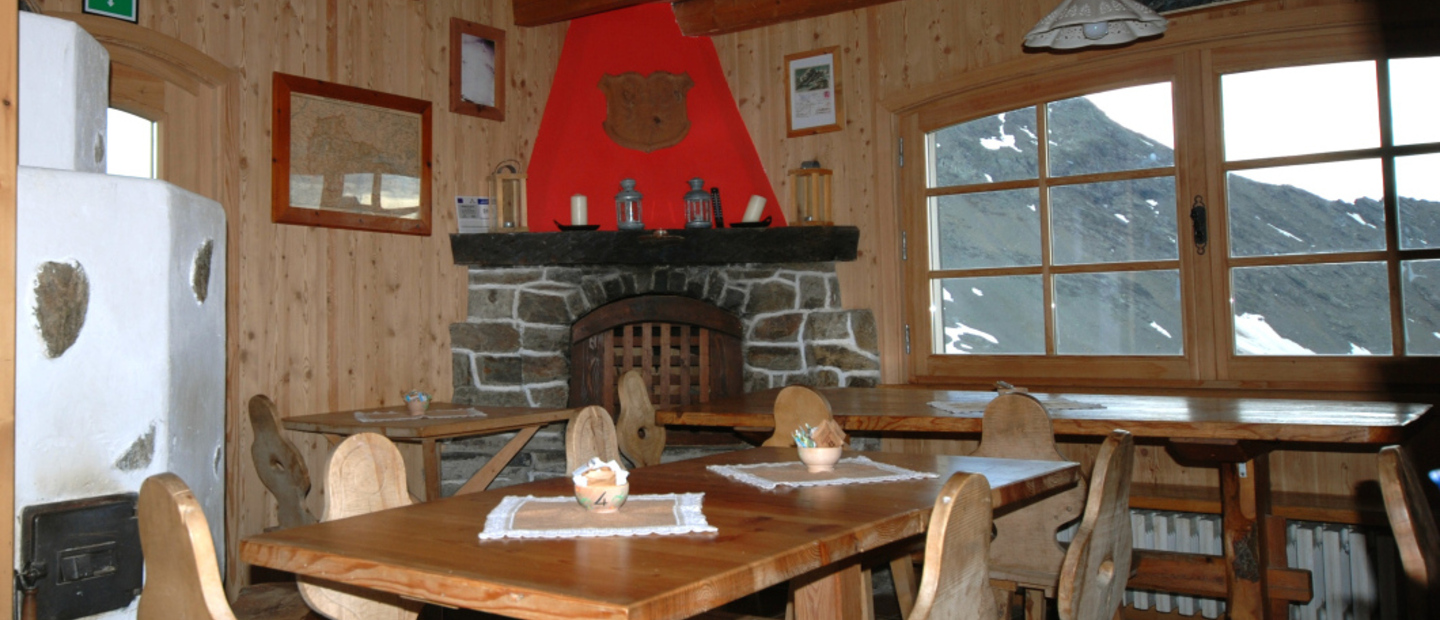 Rifugio Garibaldi sala con camino