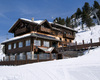 Altra veduta frontale dello chalet in inverno.