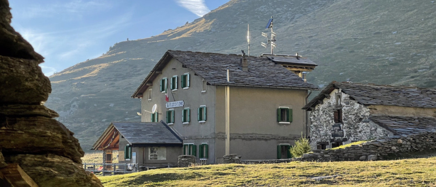 Rifugio Chiavenna visto dalle vicine baite dell'Angeloga