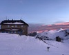 tramonto invernale con vista sul rifugio grassi