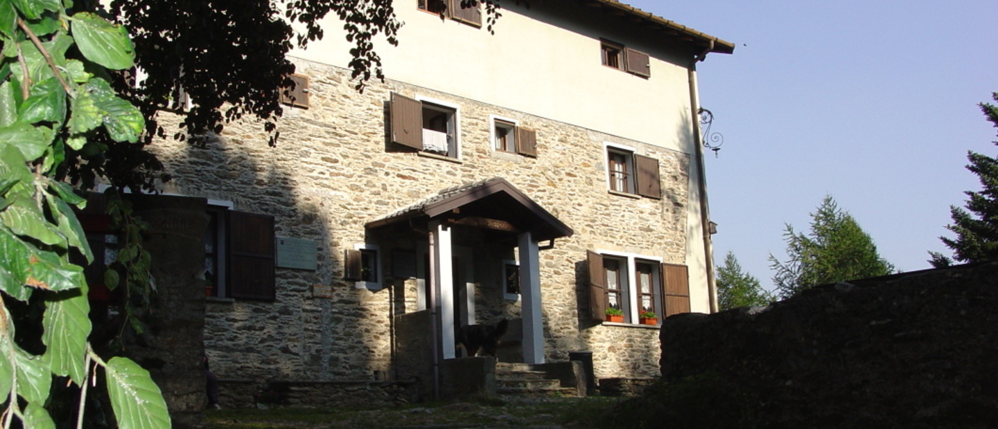 Ingresso rifugio Roccoli Lorla