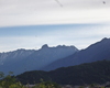 Il Pizzo Badile Camuno, visto dalla strada a scorrimento veloce, all'uscita Esine. La cima spicca alta e particolare dove inizia la catena montuosa che prosegue verso nord. L'altezza del Pizzo Badile è un'illusione ottica, perchè il monte è più basso di tante altre cime del Tredenus.