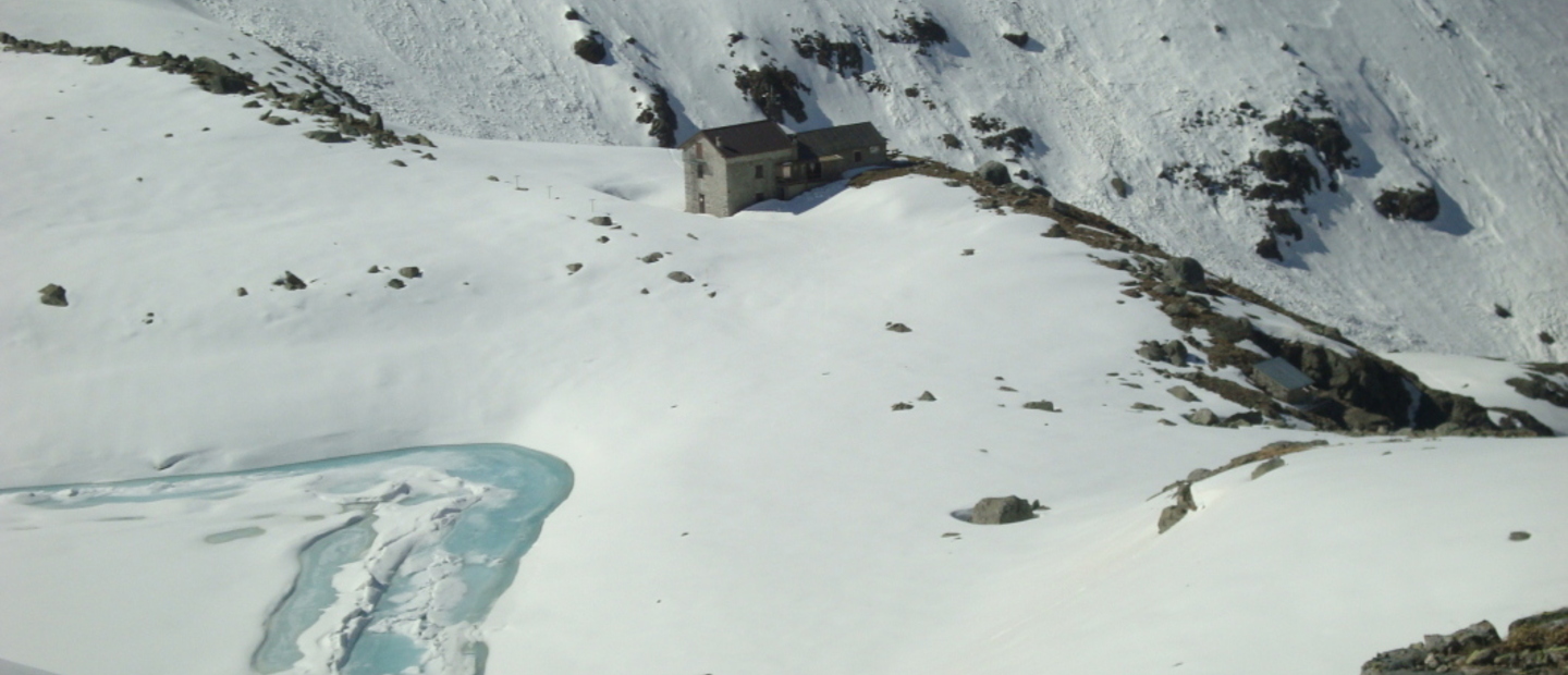 Rifugio F. Tonolini con neve