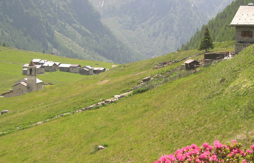 IL RIFUGIO LA BAITA IN VAL DI REZZALO IL RIFUGIO LA BAITA IN VAL DI REZZALO