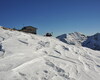 Capanna 2000 raggiunto in inverno dai rifugisti con il gatto delle nevi.
Sullo sfondo la Cima Foppazzi e la Cima Grem