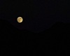 Luna alta in cielo spuntata dai versanti del Pizzo