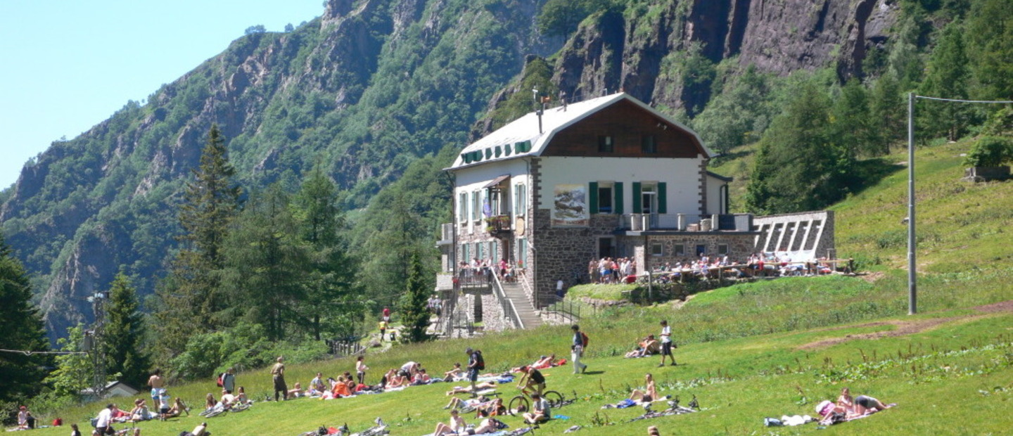 escursionisti davanti rifugio tavecchia