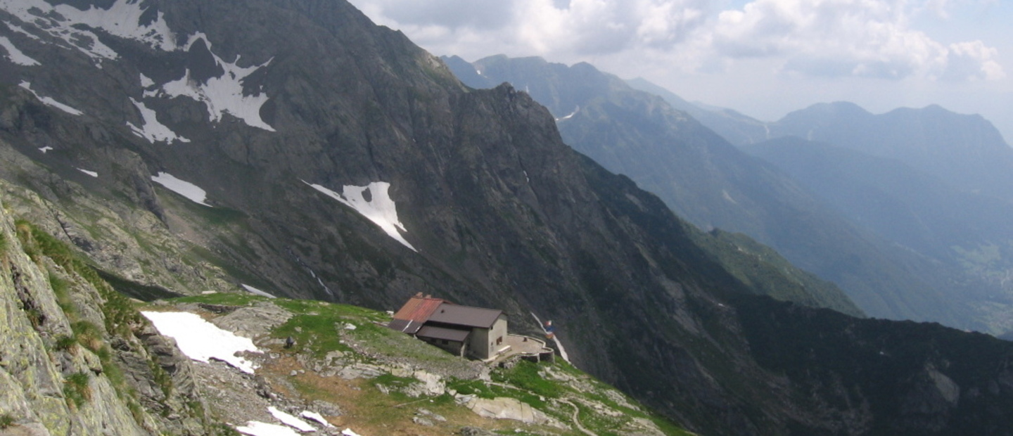 Il rifugio Baroni salendo al Passo Scaletta