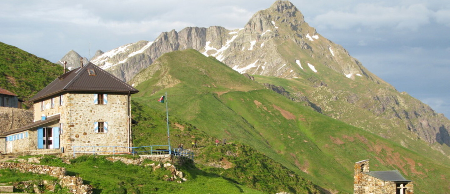 IlRifugio sullo sfondo del Pizzo dei Tre Signori 