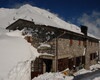 Il rifugio sommerso dalla neve,
Sullo sfondo il Pizzo Arera