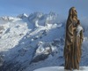 Sulla vetta del Pizzo Badile domina la statua della Madonna. Volgendo lo sguardo ad est ecco parte della catena del Tredenus.