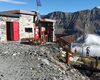 A destra il rifugio del 1937 e a sinistra il nuovo locale invernale