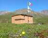 Rifugio e prati fioriti